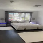 2 Bedroom Home In Beverly Hills With Jacuzzi