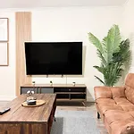 Charming 4 Bedroom Oasis In Los Angeles - Rog-Ct
