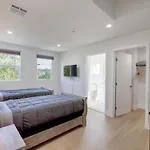 Modern Apartment In Studio City