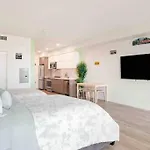 Deluxe Suite W Balcony On Hollywood Walk Of Fame