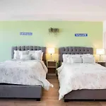 Deluxe Suite W Balcony On Hollywood Walk Of Fame