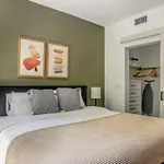 Hollywood Studio W Concierge Pool Nr Shops Lax-1089