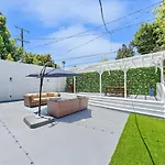 Studio City Contemporary Villa With Pool Sleeps 10