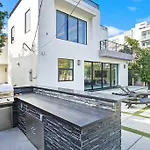 Beverly Hills Lux Villa W. Pool, Rooftop & Parking