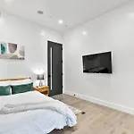 Beverly Hills Lux Villa W. Pool, Rooftop & Parking
