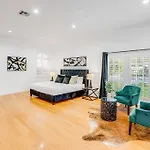 Prime Location! House W/Pool 7 Mins To Universal, 10 Mins To Hollywood
