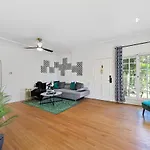 Beverly Hills Stylish & Central 1 Bedroom Apt + Parking