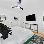 Beverly Hills Stylish & Central 1 Bedroom Apt + Parking