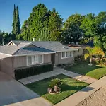 Large Home With Pool + Jacuzzi