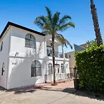 Spacious Private Gated Modern Loft Close To Universal Studio And Hollywood