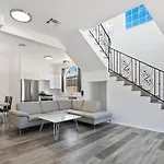 Spacious Private Gated Modern Loft Close To Universal Studio And Hollywood