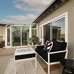 Luxury Hollywood Hills Gated View Estate - Ultra Private And Gorgeous! Minutes To Universal Studios And Hollywood!