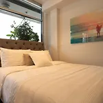 Stylish Condo By The Beach
