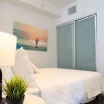 Stylish Condo By The Beach