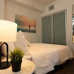 Stylish Condo By The Beach