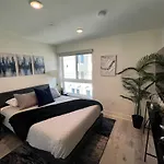 Century City Cozy 2 Bedroom 4 Sleeps Crib W Parking 505