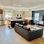 Luxurious Townhome W/3 Master Suites Gated Parking