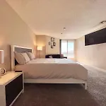 Hollywood Two Bedroom & Free Two Parking Spots Apartment