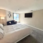 Hollywood Two Bedroom & Free Two Parking Spots Apartment
