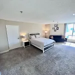 Hollywood Two Bedroom & Free Two Parking Spots Apartment