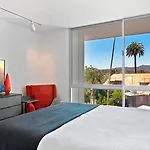 Ocean View Santa Monica Three-Bedroom Apartment