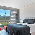 Ocean View Santa Monica Three-Bedroom Apartment