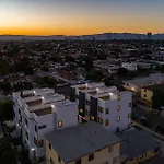 Luxury Modern 4 Bedroom With Rooftop Deck #4