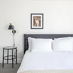 Brentwood 2Br W Courtyard Nr Shops Dining Lax-385