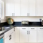 Hollywoodland Suite Built In Exquisite Contemporary Style
