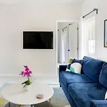 Hollywoodland Suite Built In Exquisite Contemporary Style