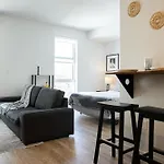 Luxury Apartment With The Hollywood Hills View