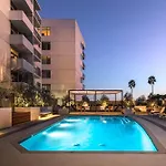 Hollywood Panoramic Views, Pool, Gym & Free Parking!