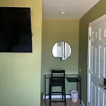 Private Room In Los Angeles La With Tv & Wifi & Ac & View Of Hollywood Sign & Private Fridge & Shared Kitchen!!!