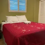 Private La Bedroom W Private Half-Bathroom - Ac - Wifi - Private Fridge -Smart Tv