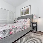7 Large Down Town Santa Monica Apartment