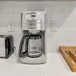 7 Large Down Town Santa Monica Apartment