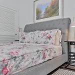 7 Large Down Town Santa Monica Apartment
