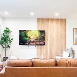 Comfy 2-Bedroom Home In Hollywood