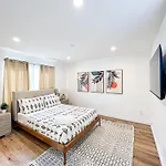 Comfy 2-Bedroom Home In Hollywood