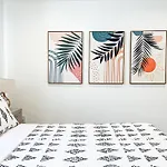 Comfy 2-Bedroom Home In Hollywood