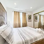 Comfy 2-Bedroom Home In Hollywood