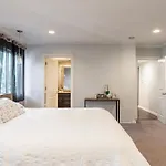 Charming Duplex Home In Sherman Oaks