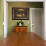 Private Room In Los Angeles With Wifi, Tv, And View Of Hollywood Sign & Shared Kitchen
