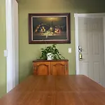 Private Room In Los Angeles With Wifi, Tv, And View Of Hollywood Sign & Shared Kitchen