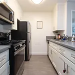 Hollywood 2Bed Apt W Rooftop Pool & Panoramic View