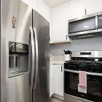 Lovely 3Bedroom Condo With Free Parking On Premise