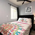 Lovely 3Bedroom Condo With Free Parking On Premise