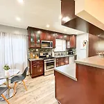 Modern 2-Bedroom Apartment In Heart Of The City