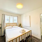 Modern 2-Bedroom Apartment In Heart Of The City