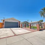Modern 1-Bedroom Home In A Prime La Location